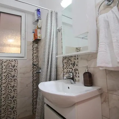 Quiet Apt In Town With A/c, Veranda&kitchen