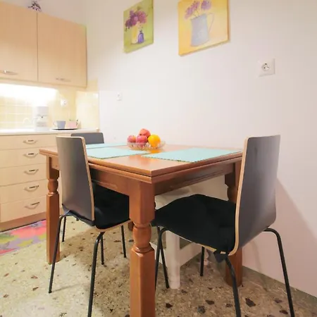 Quiet Apt In Town With A/c, Veranda&kitchen