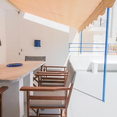 Apartmán Quiet Apt In Town With A/c, Veranda & Kitchen *
