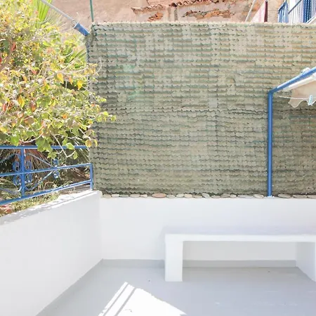 Quiet Apt In Town With A/c, Veranda & Kitchen Apartmán Tínos