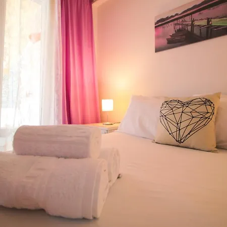 Quiet Apt In Town With A/c, Veranda & Kitchen