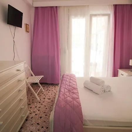 Apartmán Quiet Apt In Town With A/c, Veranda & Kitchen