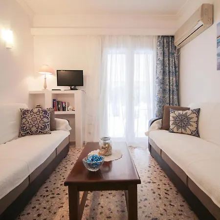 Apartmán Quiet Apt In Town With A/c, Veranda & Kitchen Tínos