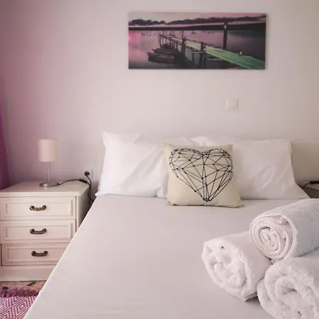 Apartmán Quiet Apt In Town With A/c, Veranda & Kitchen *