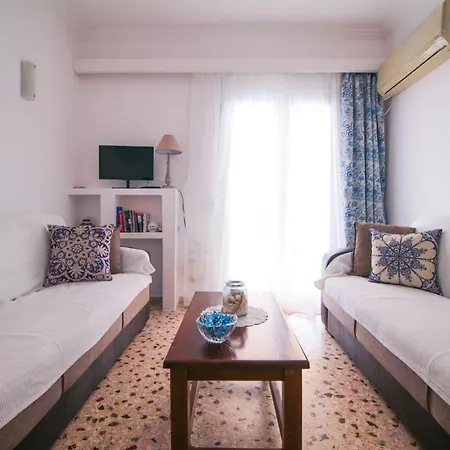 Quiet Apt In Town With A/c, Veranda & Kitchen *