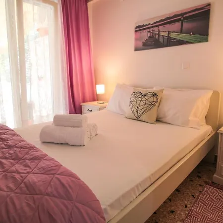 Apartmán Quiet Apt In Town With A/c, Veranda & Kitchen *