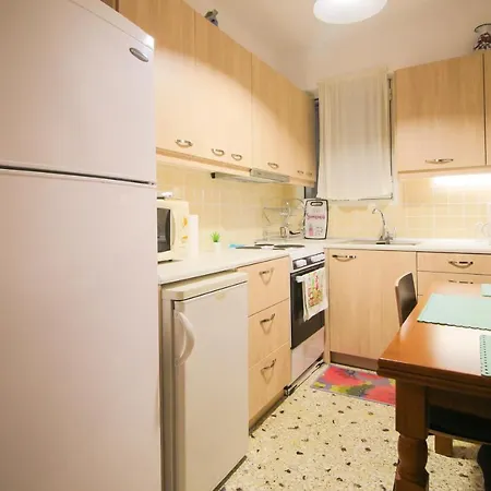 Quiet Apt In Town With A/c, Veranda & Kitchen *
