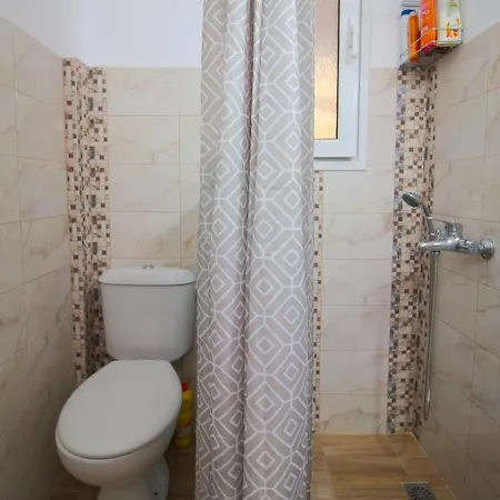 Apartmán Quiet Apt In Town With A/c, Veranda & Kitchen *