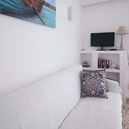 Quiet Apt In Town With A/c, Veranda & Kitchen